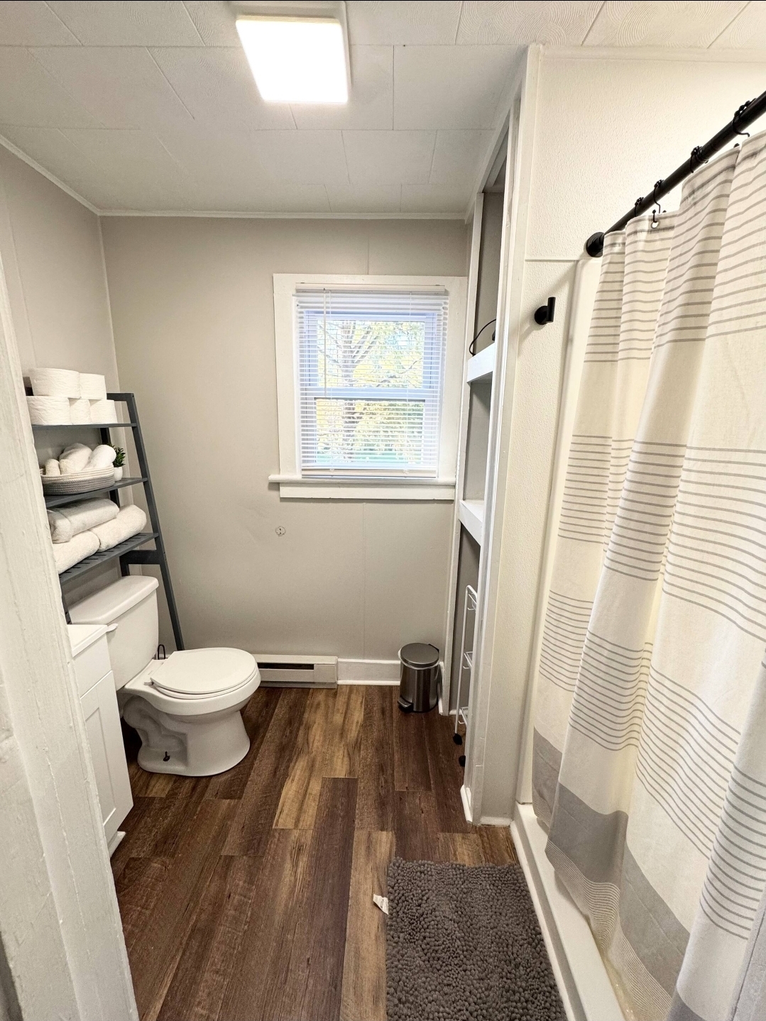 Cottage 11 - Full bathroom with shower and stocked towels