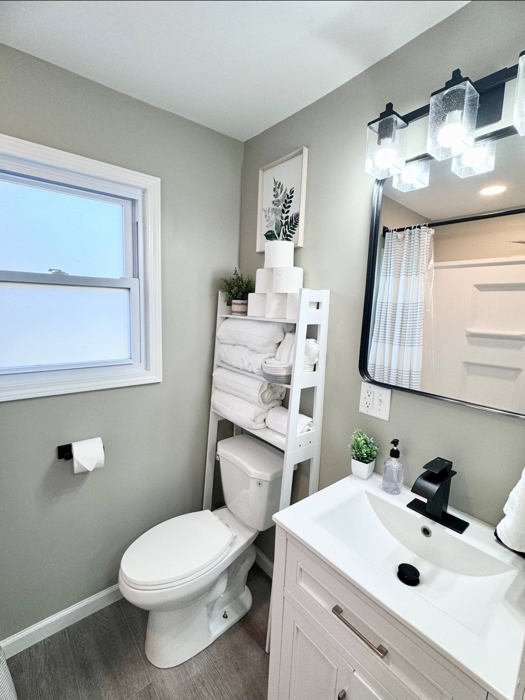 Cottage 13 - Stylish bathroom with towel storage and modern fixtures