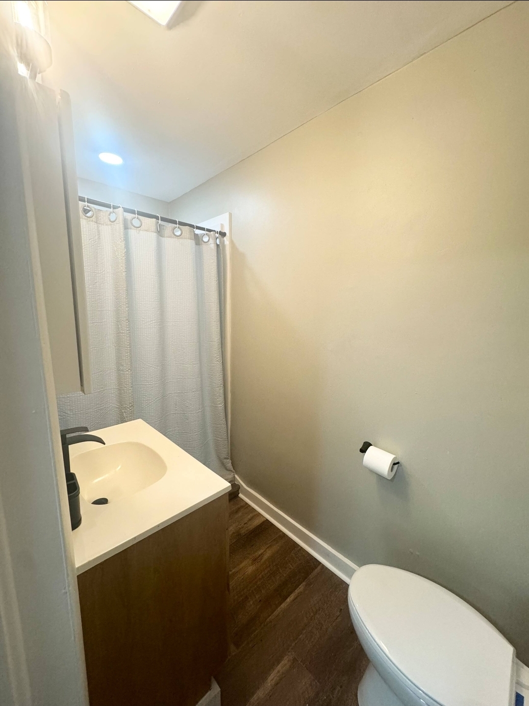 Unit 5 - Modern bathroom with shower