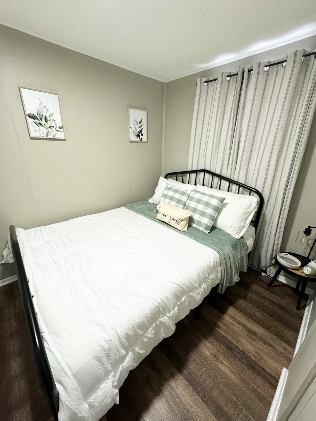 Unit 3 - Cozy queen bedroom with decorative pillows