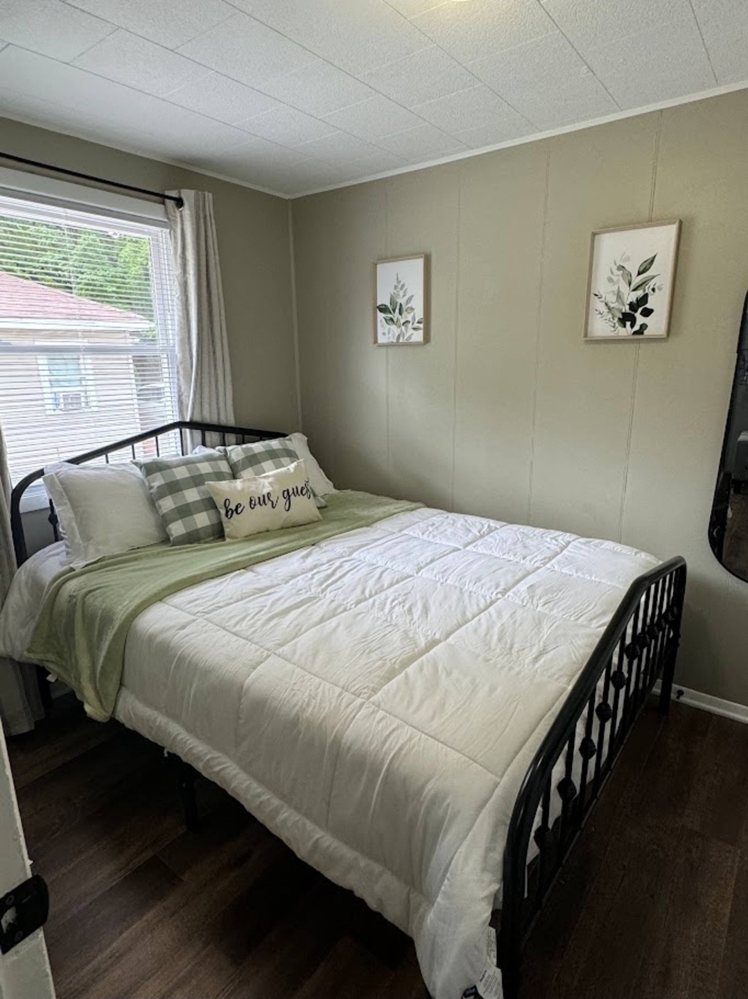 Unit 2 - Queen bedroom with decorative pillows