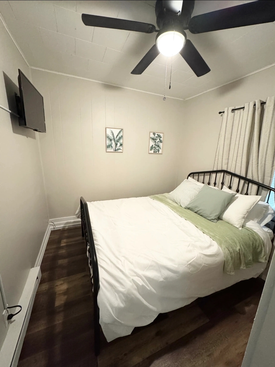 Unit 6 - Cozy bedroom with TV and ceiling fan