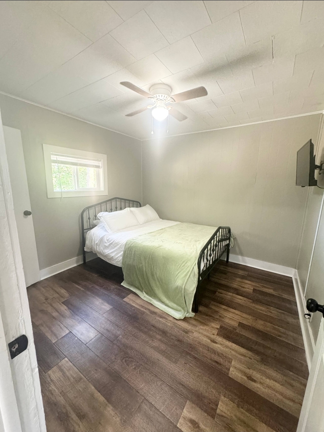 Unit 5 - Spacious bedroom with ceiling fan