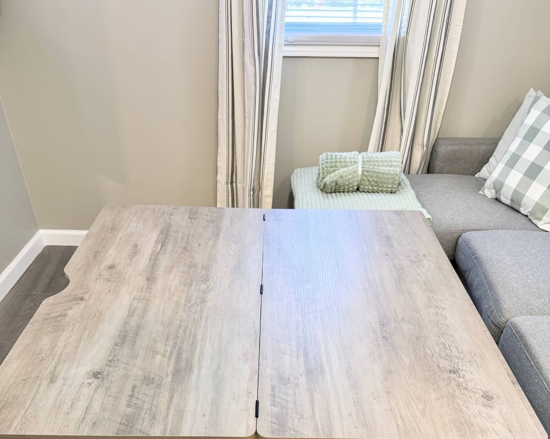 Cottage 13 - Expandable dining table with seating