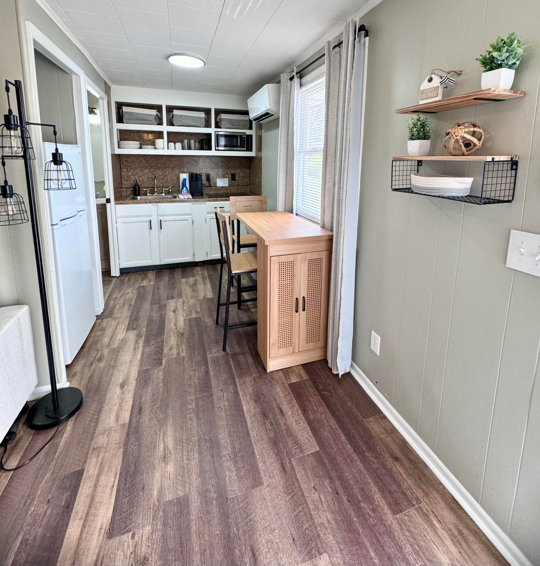 Unit 4 - Entry with smart lock