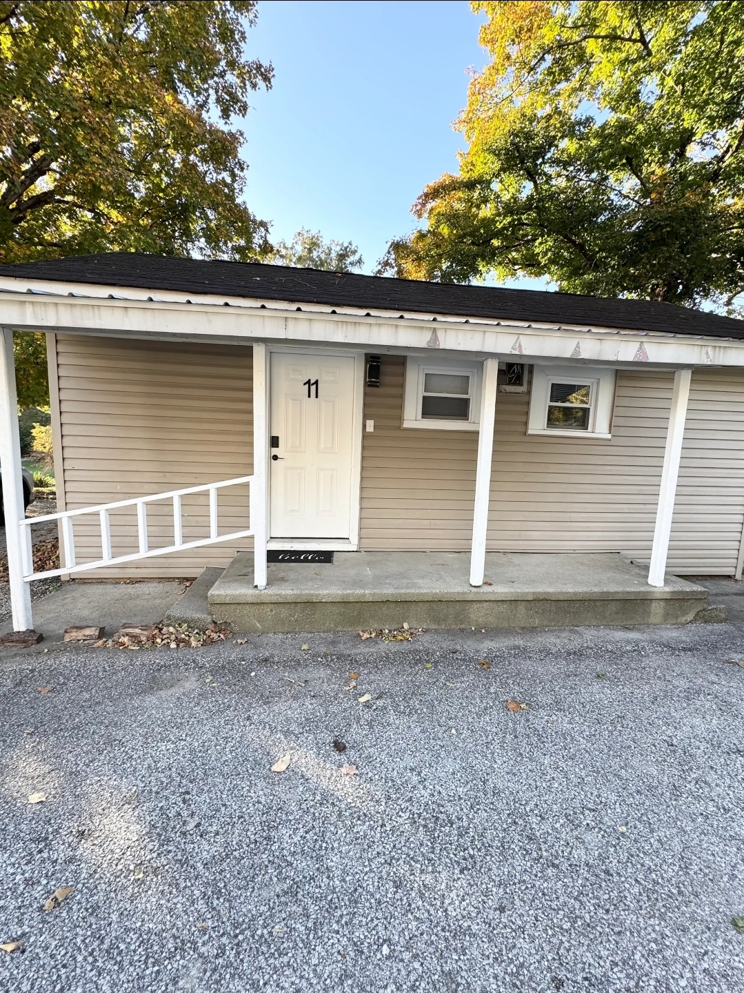 Cottage 11 - Charming cottage exterior with covered porch