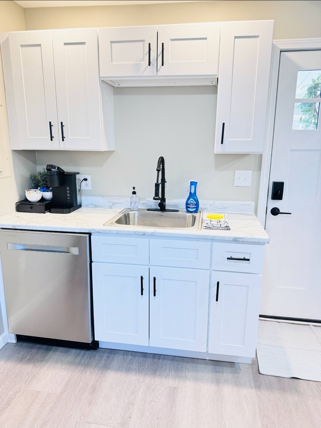Cottage 13 - Modern kitchen with marble countertops and Keurig