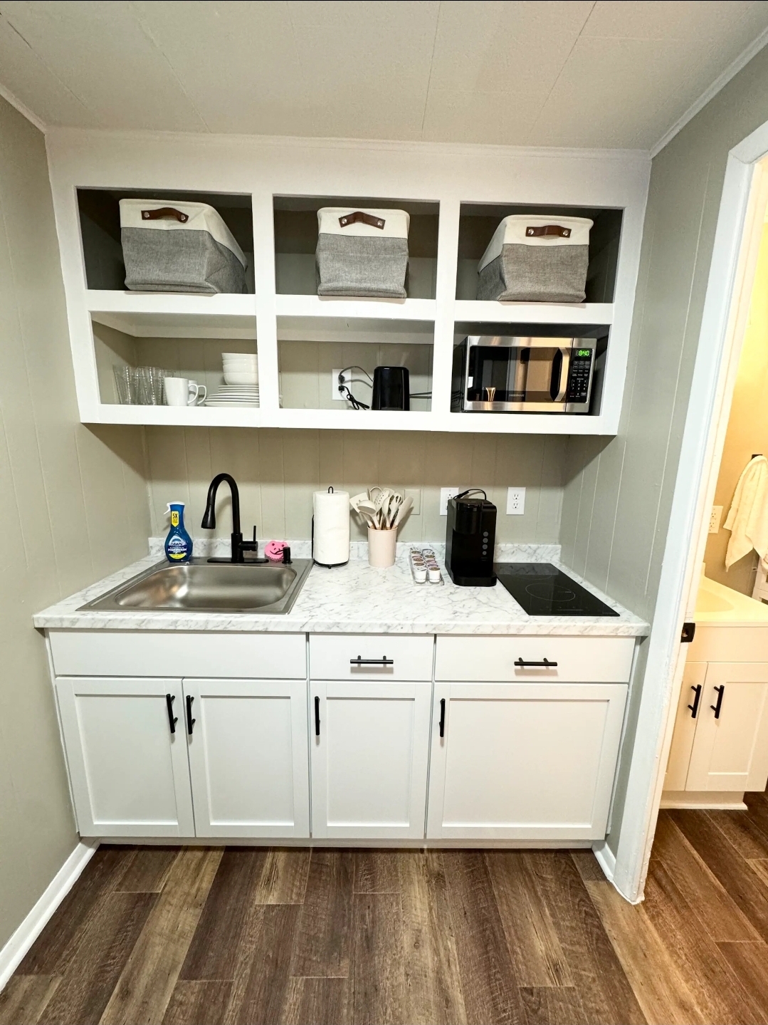 Unit 3 - Full kitchen with marble countertops and Keurig