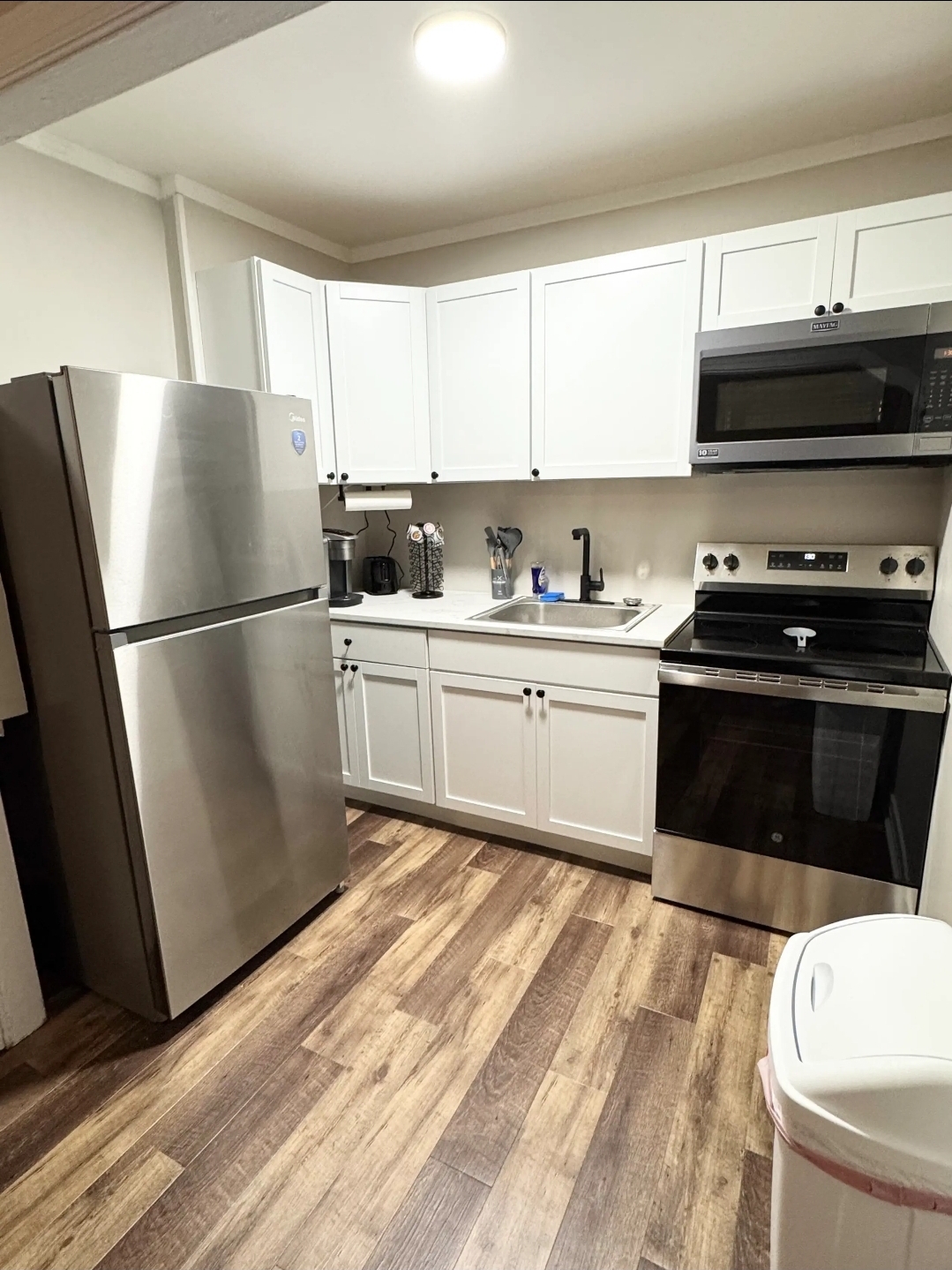 Unit 6 - Full kitchen with stainless steel appliances