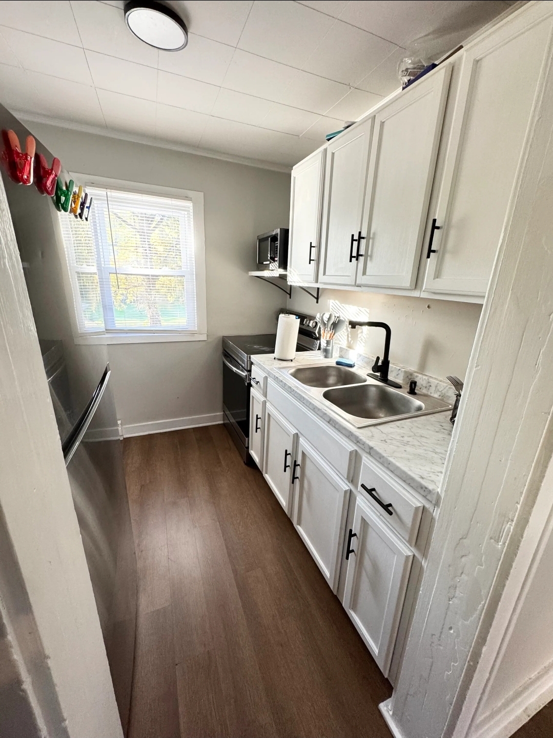 Cottage 11 - Galley kitchen with marble countertops and full appliances