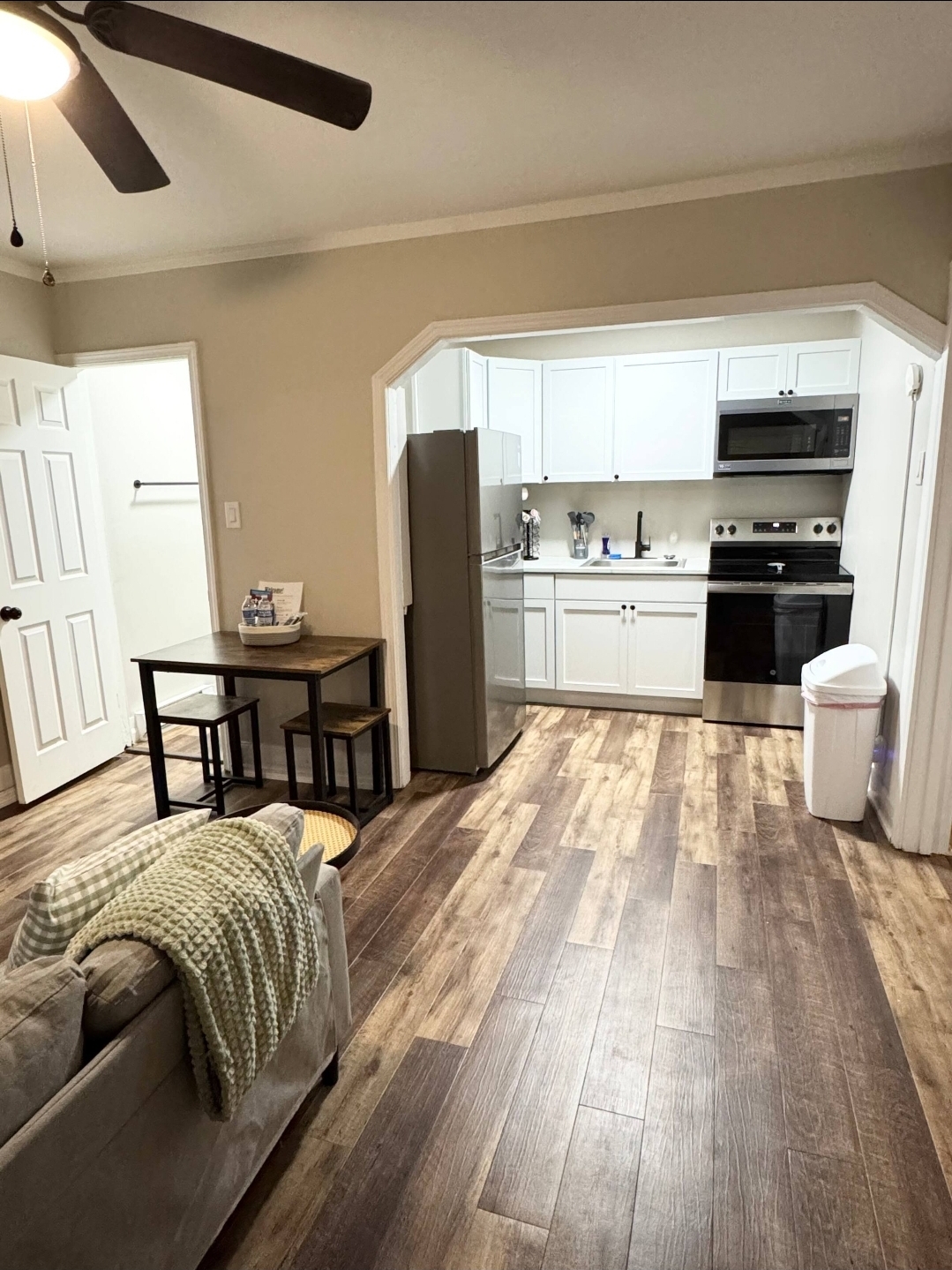 Unit 6 - Open kitchen and dining area with breakfast bar