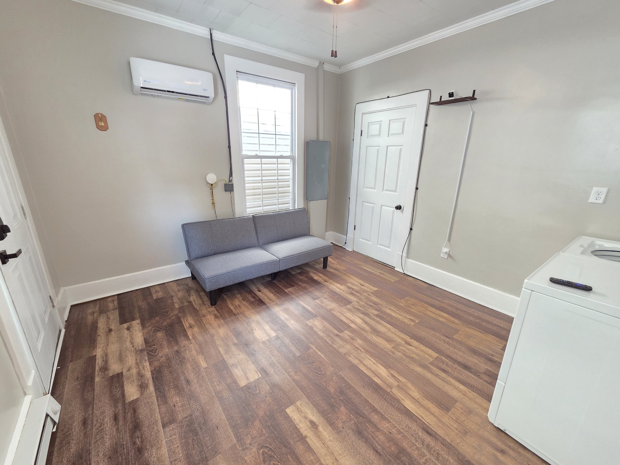 Shared Laundry - Lounge