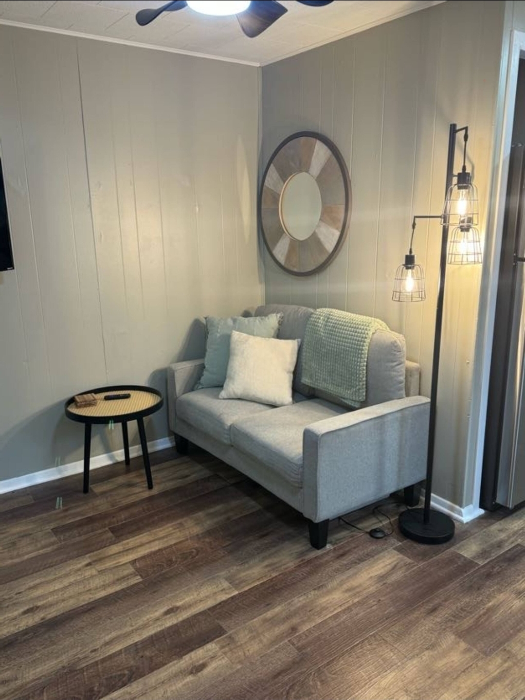 Unit 2 - Comfortable seating with industrial lamp