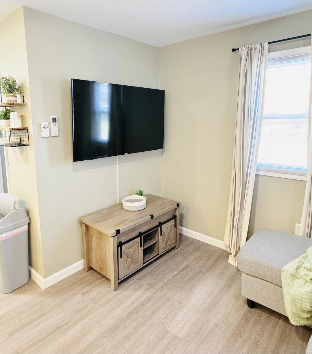 Cottage 13 - Entertainment area with smart TV and rustic console