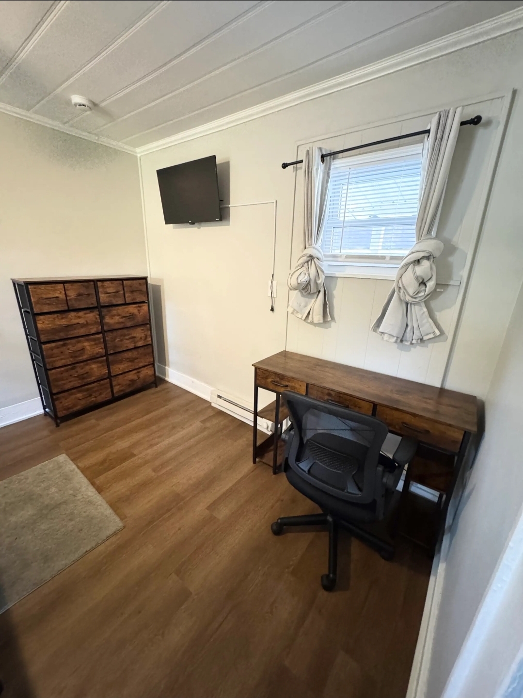 Cottage 11 - Office space with desk, chair, and TV