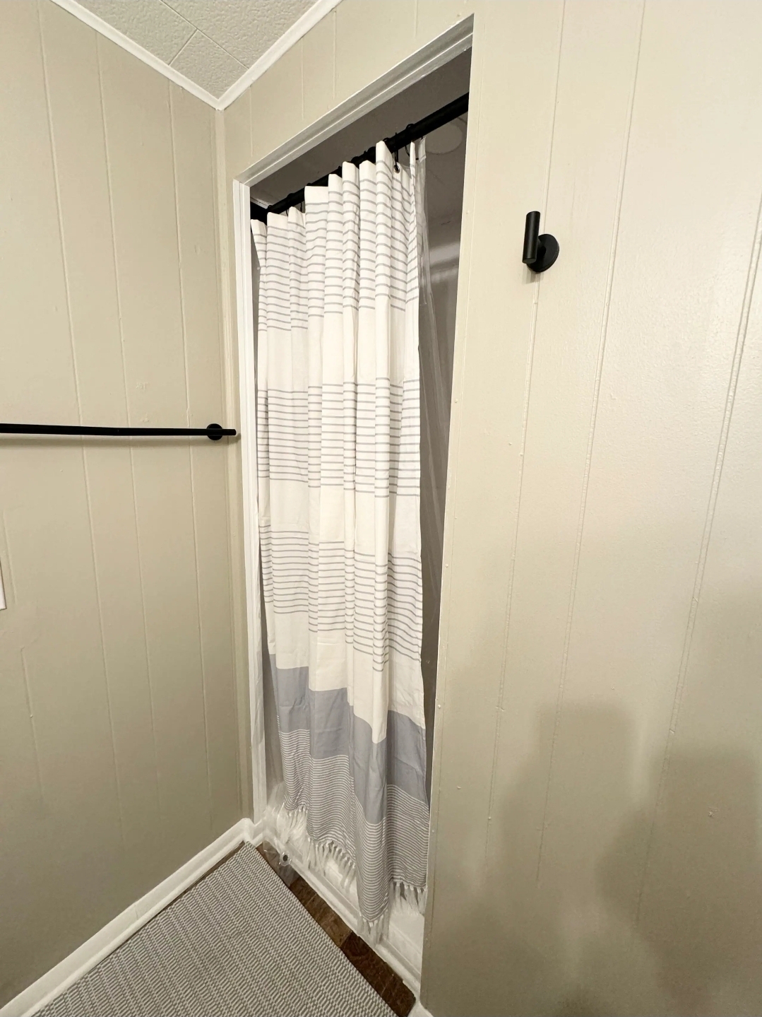 Unit 3 - Shower with stylish curtain