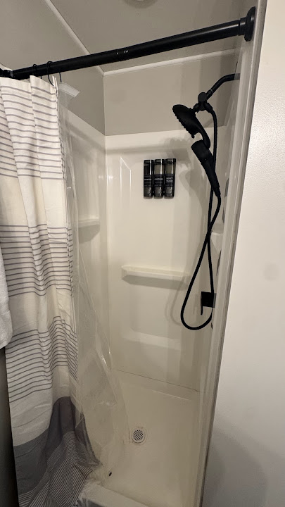 Unit 7 - Shower with handheld showerhead and toiletries